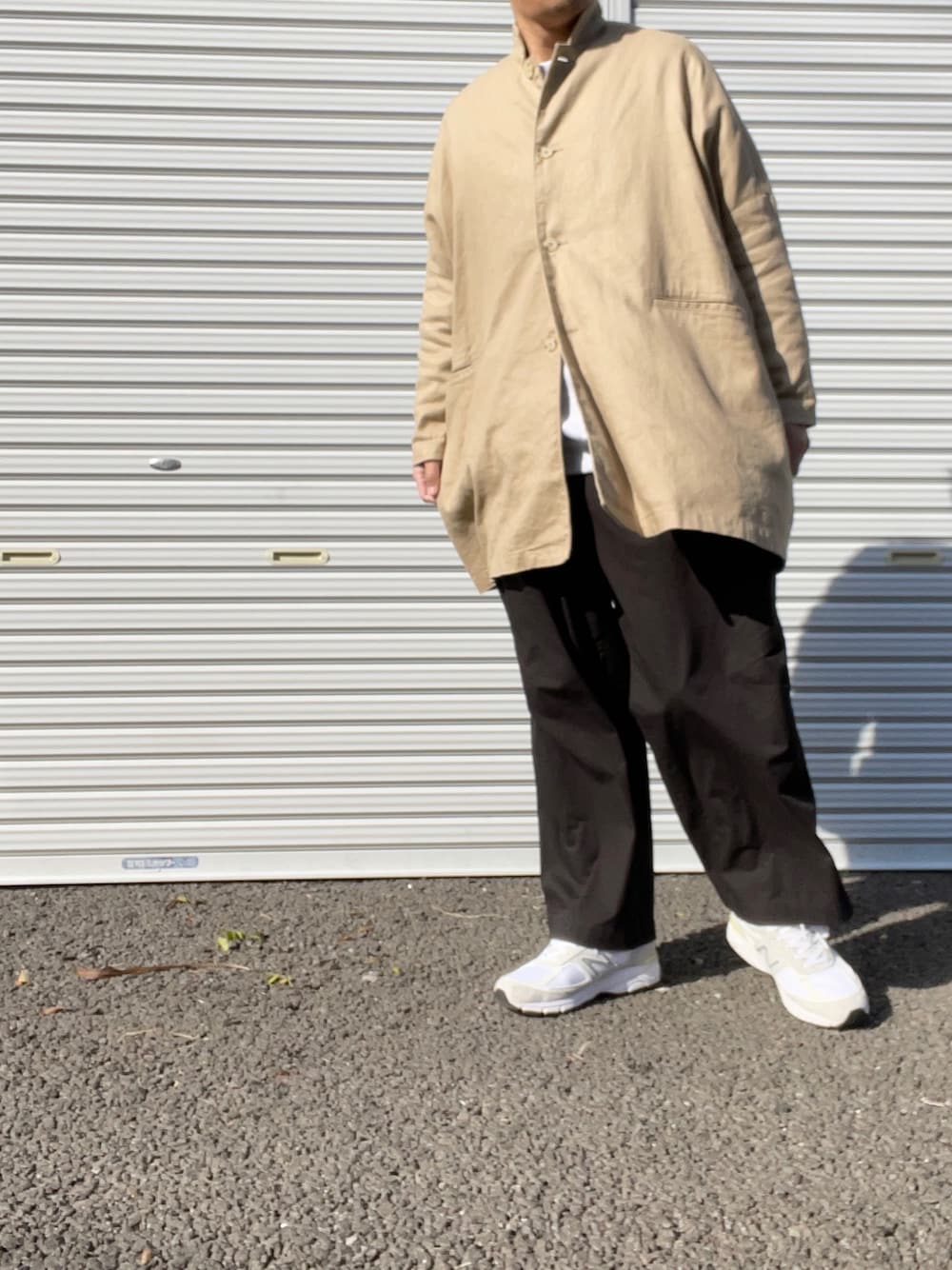 「私の推しブランド、SETTO、ベージュコーデ、ベージュコート、1ldk、see see、S.F.C、M990V4、ニューバランス、ワイドパンツ」｜「GILDANの【GILDAN】ギルダン ヘビースウェット（スウェット、グレー系）」を使った、hellocoordinateさん（メンズ・170cm）の冬コーディネートの1枚目の写真