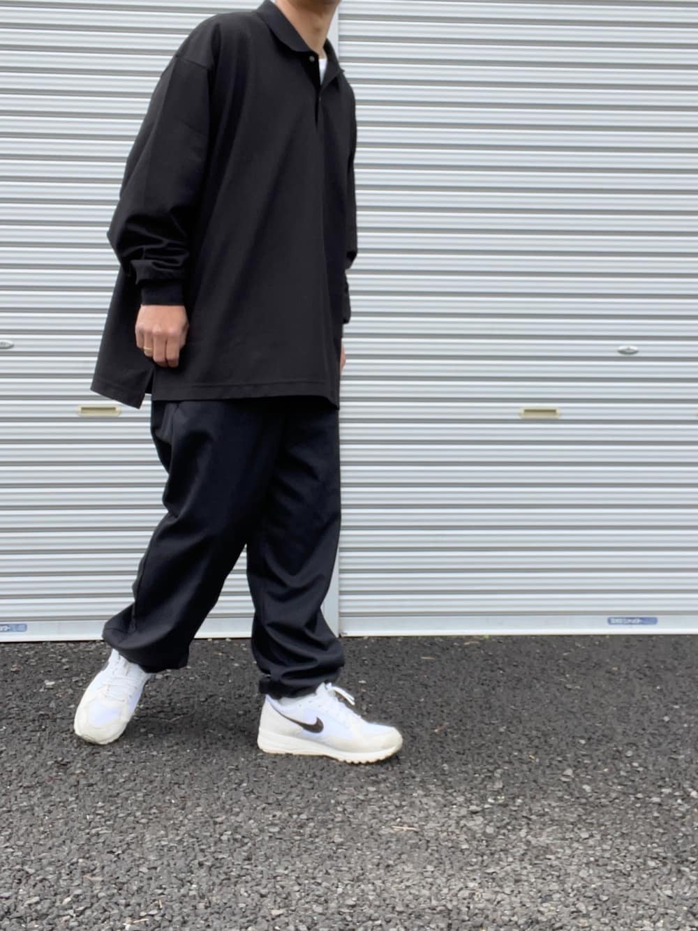 「SFC、S.F.C、ビックポロ、ビッグポロ、オーバーサイズ、so nakameguro、トラックパンツ、fear of god、オールブラック、ワントーンコーデ」｜「sfcのアイテム（ポロシャツ、ブラック系）」を使った、hellocoordinateさん（メンズ・170cm）の冬コーディネートの1枚目の写真