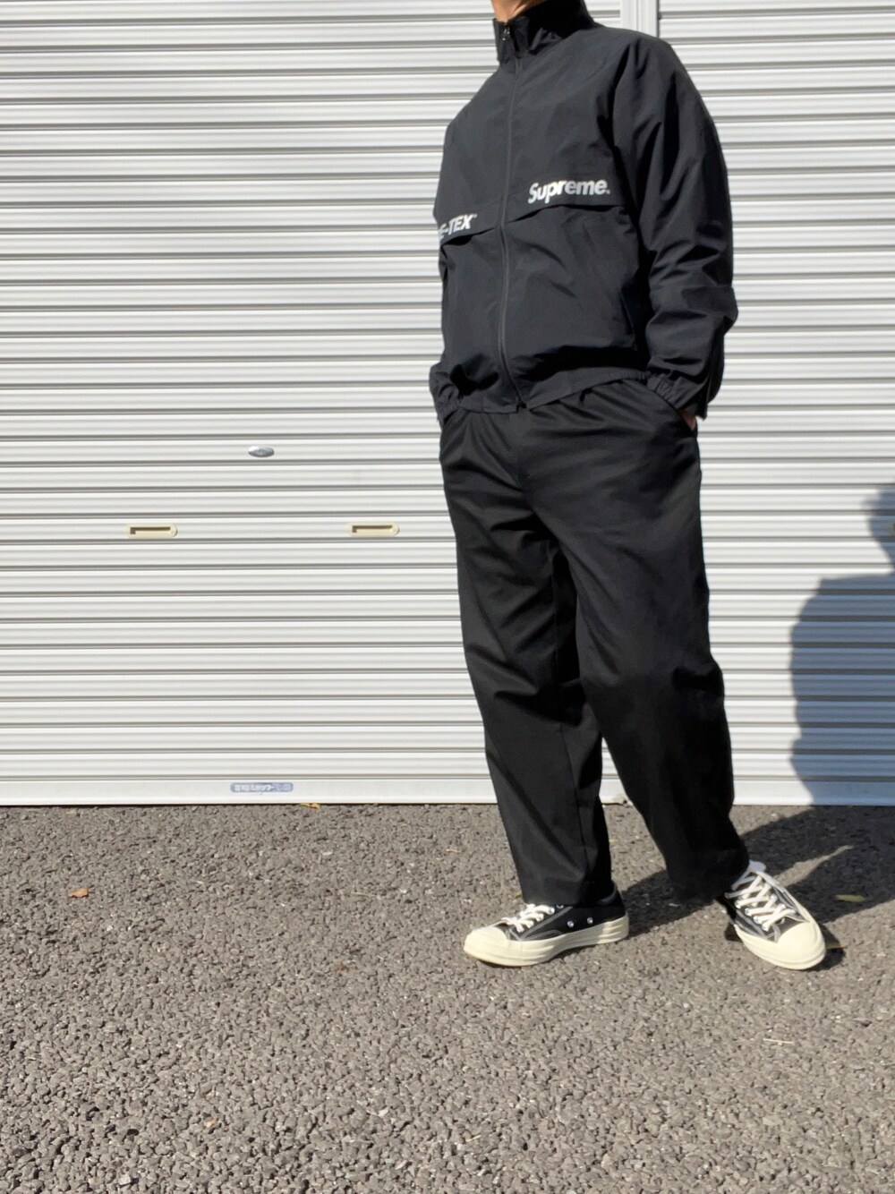「supreme、GORE-TEX、AURALEE、PLAY comme des garcons、CT70s、ct70、オールブラック、ブラックコーデ、ワントーンコーデ、チャックテイラー」｜「Supreme のアイテム（ジャケット/アウター、ブラック系）」を使った、hellocoordinateさん（メンズ・170cm）の冬コーディネートの1枚目の写真