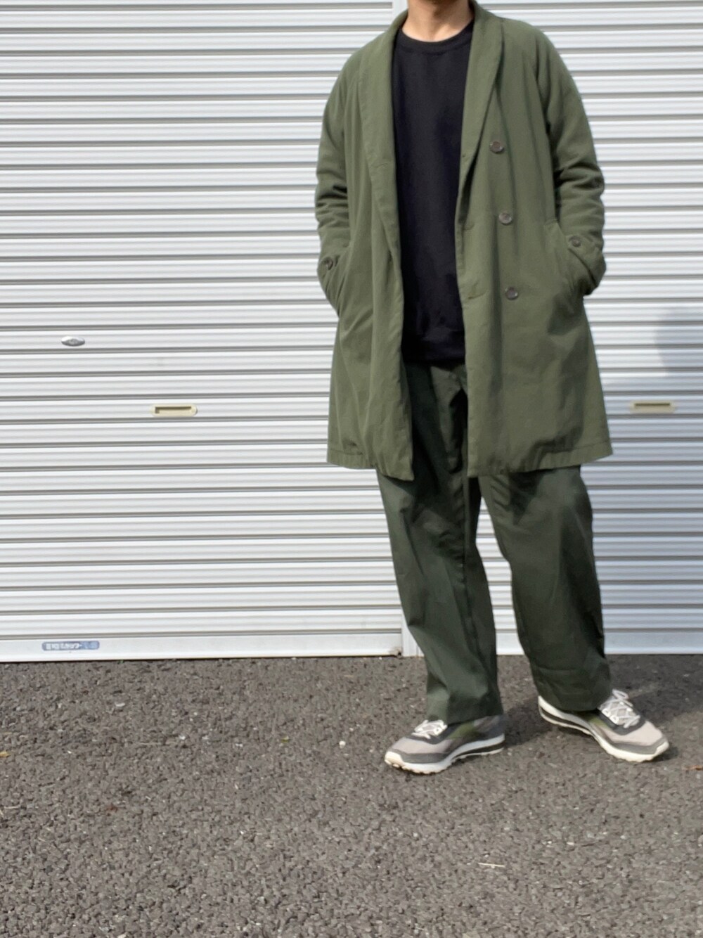 「UNIVERSAL PRODUCTS、チェスターコート、カーキ、カーキパンツ、カーキコーデ、Hello Fox、Reebok AZTEC、Gildan、ワントーンコーデ、スウェット」｜「GILDANのギルダン USAオーバーサイズ ロングスリーブプルオーバークルースウェット(裏起毛)（スウェット、ブラック系）」を使った、hellocoordinateさん（メンズ・170cm）の冬コーディネートの1枚目の写真