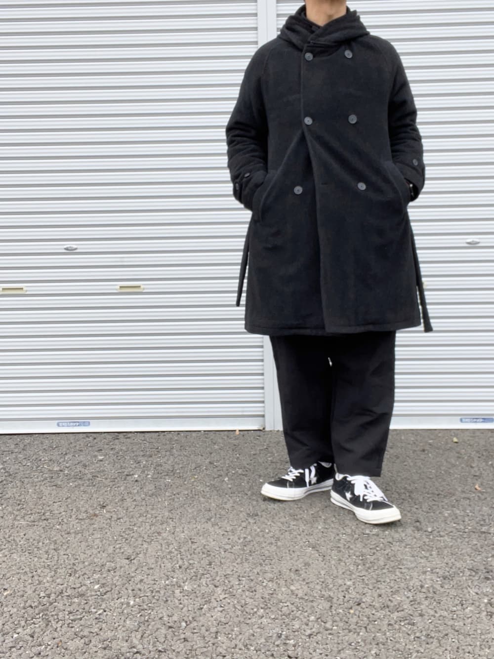 「bukht、コート、コートスタイル、COMME des GARCONS、Converse one star、CT70s、ct70、オールブラック、ブラックコーデ、ワントーンコーデ」｜「bukhtのアイテム（ジャケット/アウター、ブラック系）」を使った、hellocoordinateさん（メンズ・170cm）の冬コーディネートの1枚目の写真
