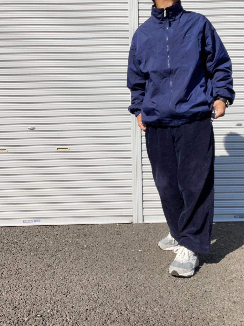「コーデュロイパンツ、ニューバランス、New Balance、MR993GL、ナイロンジャケット、ナイロンブルゾン、ネイビーコーデ、ワントーンコーデ、古着、古着MIX」｜「NIKEのアイテム（ナイロンジャケット、ブルー系）」を使った、hellocoordinateさん（メンズ・170cm）の冬コーディネートの1枚目の写真