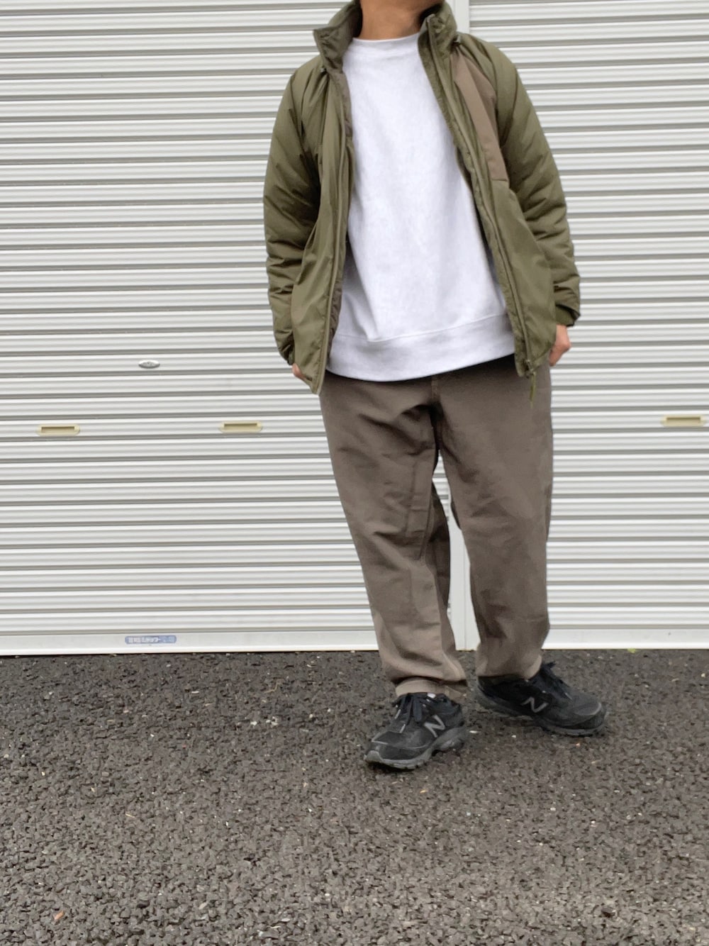 「ciaopanic、カーキパンツ、カーキアウター、カーキコーデ、ミリタリー、Champion、COMME des GARCONS、ニューバランス、New Balance、ワントーンコーデ」｜「Championのアイテム（スウェット、グレー系）」を使った、hellocoordinateさん（メンズ・170cm）の冬コーディネートの1枚目の写真