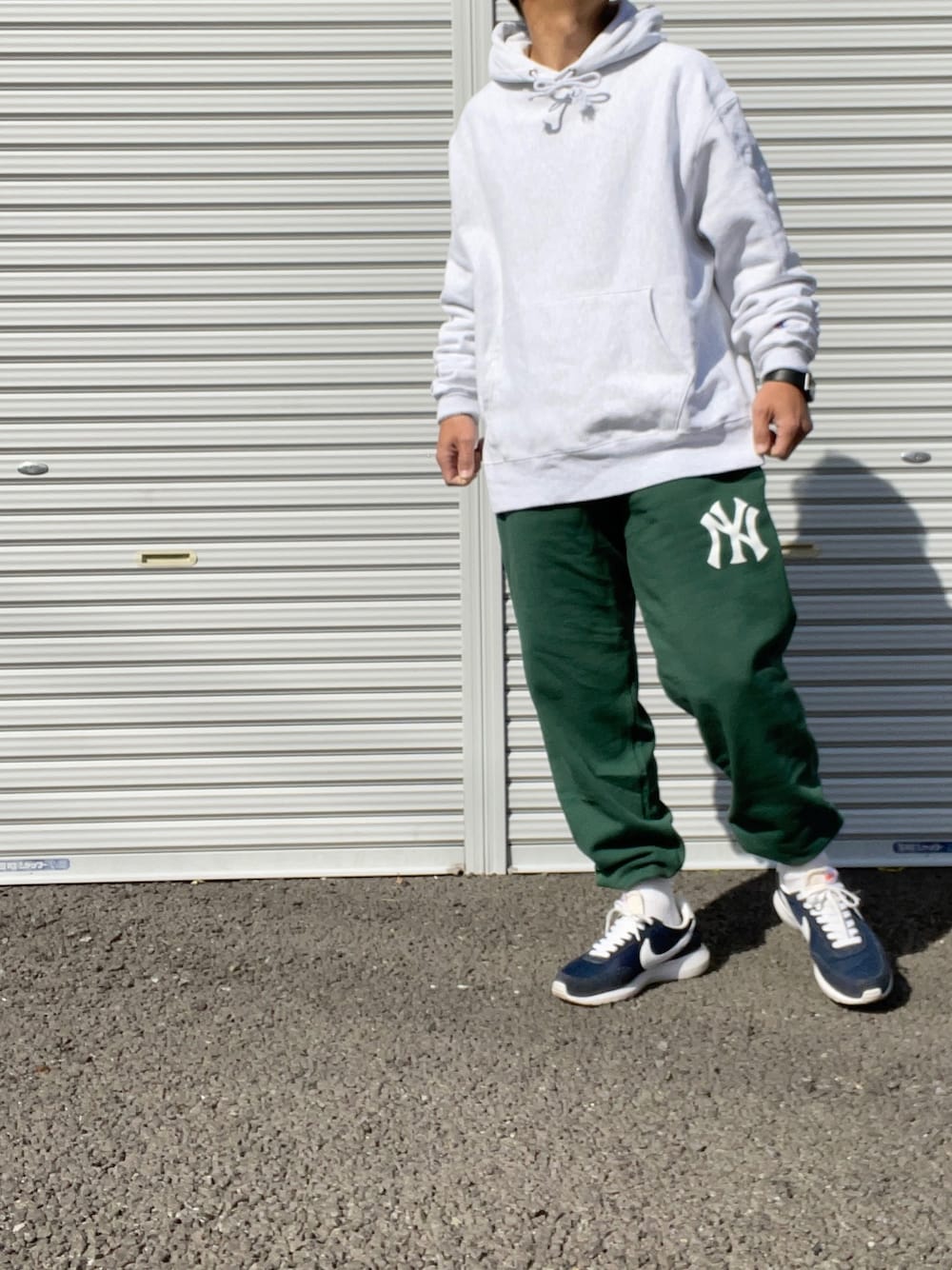「チャンピオン パーカー、Champion、NEWYORK YANKEES、スウェットパンツ、グリーンコーデ、グリーンパンツ、ソックスイン、fragmentdesign、NIKE ROSHE LD1000、パーカーコーデ」｜「Championのアイテム（パーカー、グレー系）」を使った、hellocoordinateさん（メンズ・170cm）の春コーディネートの1枚目の写真