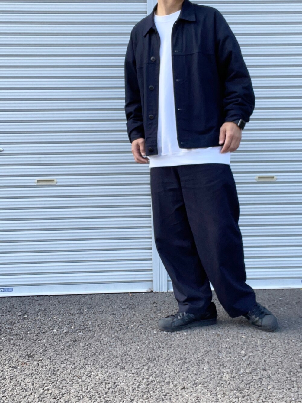 「1ldk、URU、URU TOKYO、セットアップ、オールネイビー、ワントーンコーデ、adidas originals、Gildan、ネイビー、ネイビーコーデ」｜「GILDANのギルダン USAオーバーサイズ ロングスリーブプルオーバークルースウェット(裏起毛)（スウェット、ホワイト系）」を使った、hellocoordinateさん（メンズ・170cm）の春コーディネートの1枚目の写真