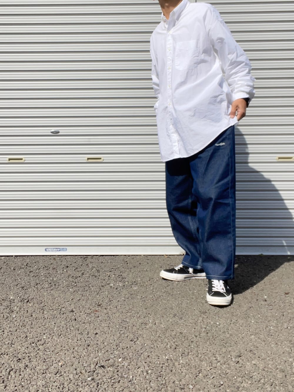 「春めきシューズ、nautica、オーバーサイズシャツ、オーバーサイズ、ワイドデニム、バギーパンツ、バギーデニム、CT70s、ct70、チャックテイラー」｜「NAUTICAのNAUTICA/ノーティカ “TOO BIG” BD SHIRT("トゥー ビッグ" ビーディー シャツ)（シャツ/ブラウス、ホワイト系）」を使った、hellocoordinateさん（メンズ・170cm）の春コーディネートの1枚目の写真