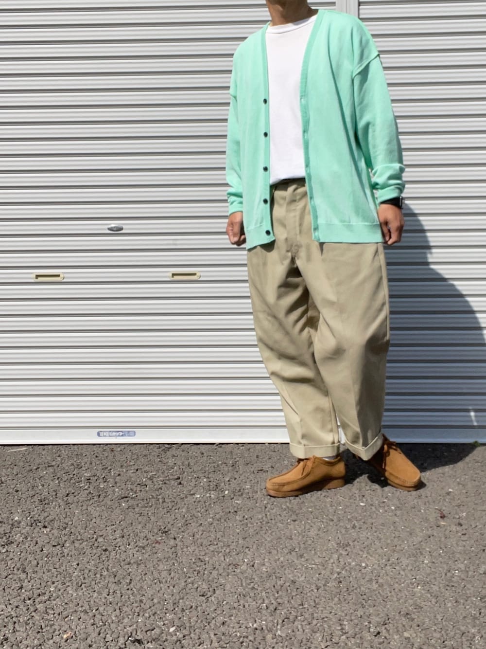 「SFC、カーディガン、ミントグリーン、COMOLI、タックイン、neonsign、Dickies、チノパン、clarks、ワラビー」｜「COMOLIのアイテム（Tシャツ/カットソー、ホワイト系）」を使った、hellocoordinateさん（メンズ・170cm）の春コーディネートの1枚目の写真