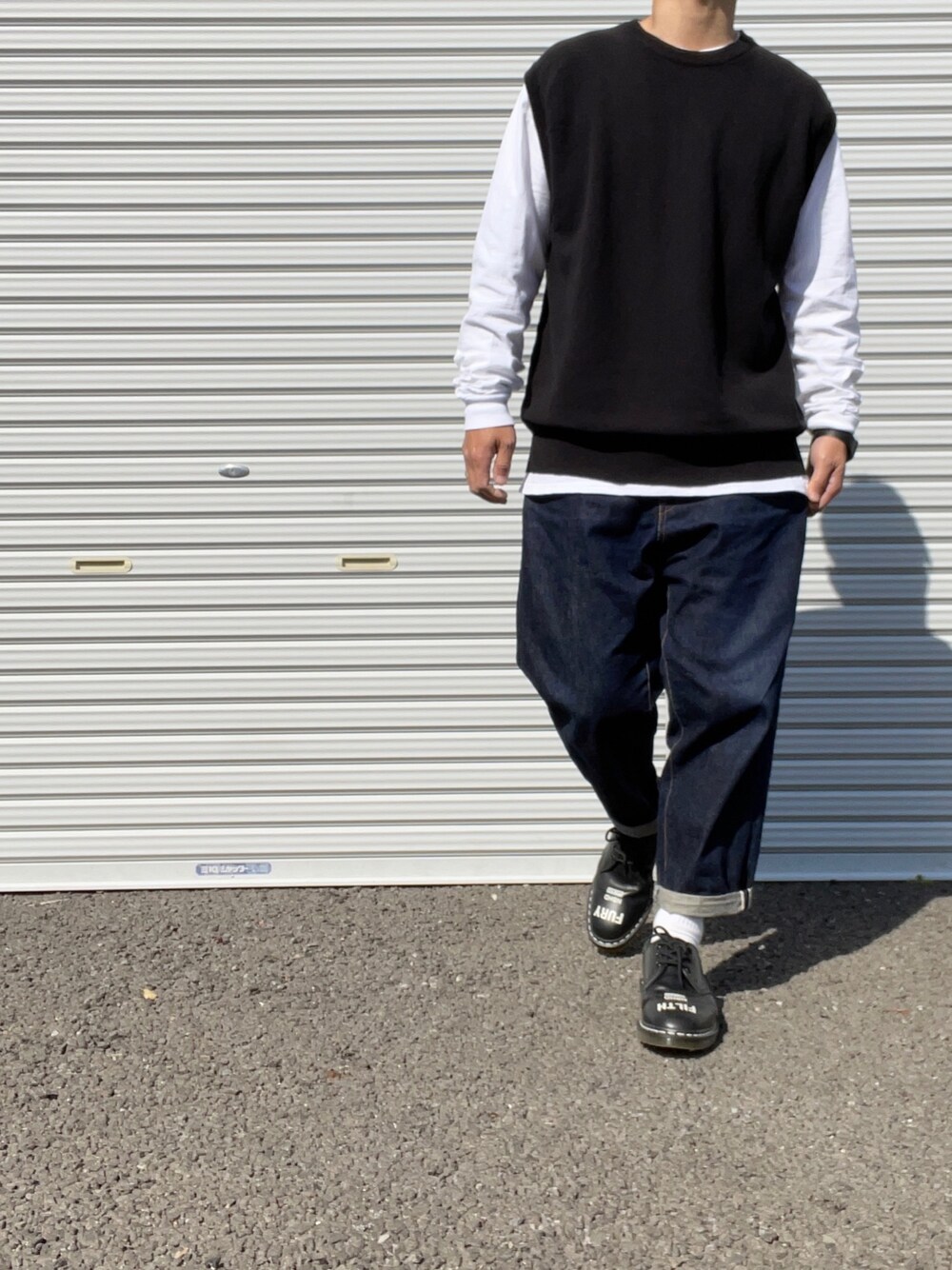 「UNIVERSAL PRODUCTS、ニットベスト、ベスト、wtaps、bukht、ワイドデニム、NEIGHBORHOOD、Dr.Martens、ベストスタイル、goro's」｜「WTAPSのアイテム（Tシャツ/カットソー、ホワイト系）」を使った、hellocoordinateさん（メンズ・170cm）の春コーディネートの1枚目の写真