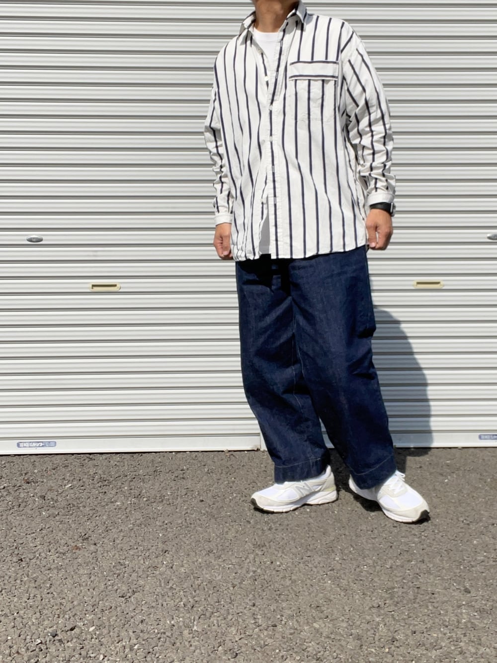 「UNUSED、アンユーズド、ヤエカ、YAECA、ストライプシャツ、URU、ワイドデニム、NEW BALANCE 990、ニューバランス990、M990V4」｜「YAECAのアイテム（Tシャツ/カットソー、ホワイト系）」を使った、hellocoordinateさん（メンズ・170cm）の春コーディネートの1枚目の写真