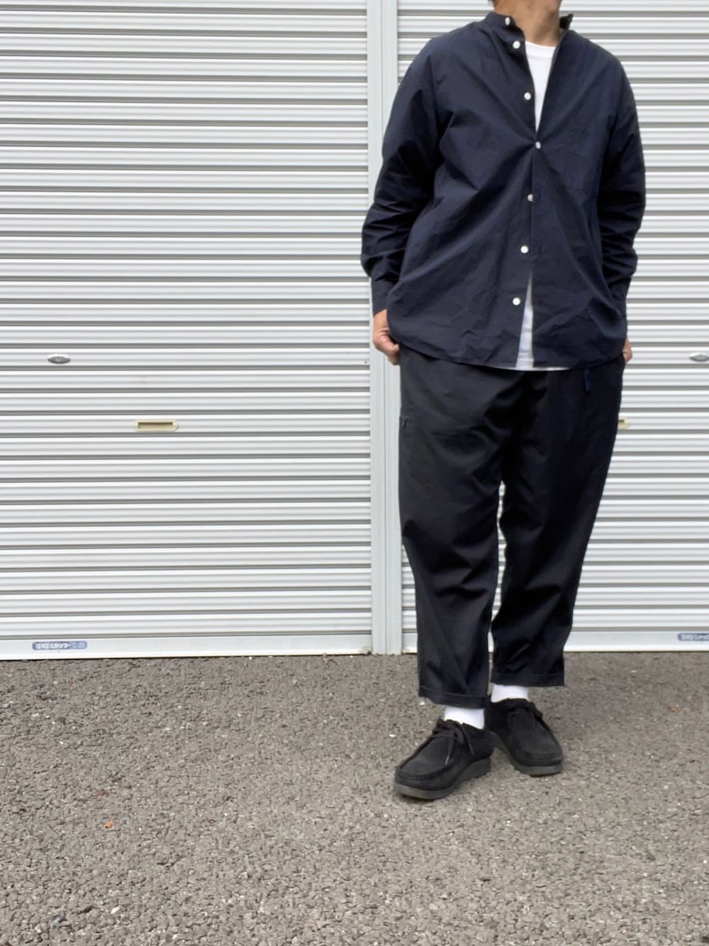 「UNIVERSAL PRODUCTS、COMOLI、バンドカラーシャツ、バンドカラー、GRAMICCI、clarks、ワラビー、ワントーンコーデ、ネイビーコーデ、オールネイビー」｜「COMOLIのアイテム（Tシャツ/カットソー、ホワイト系）」を使った、hellocoordinateさん（メンズ・170cm）の春コーディネートの1枚目の写真