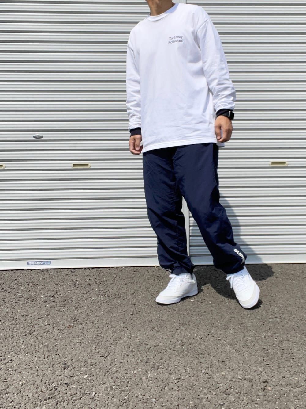「ennoy、supreme、Reebok club c85、1ldk、1ldk club c、トラックパンツ、ナイロンパンツ、エンノイ、ネイビーコーデ、reebok club c 1ldk」｜「ennoyのアイテム（Tシャツ/カットソー、ホワイト系）」を使った、hellocoordinateさん（メンズ・170cm）の春コーディネートの1枚目の写真