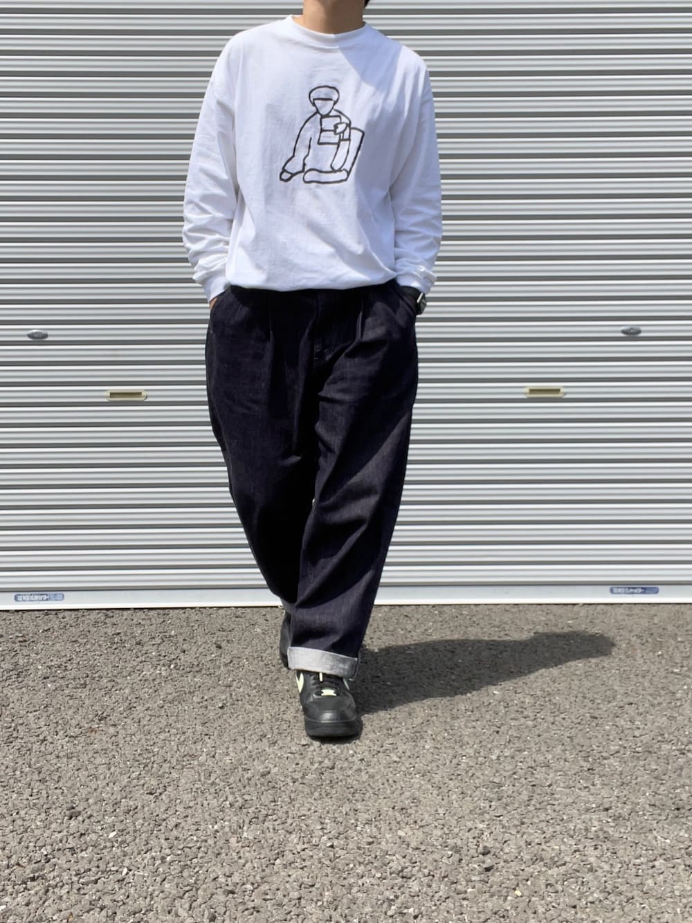 「gourmet jeans、graphpaper、グラフペーパー、ワイドデニム、ワイドパンツ、タックイン、NIKE AIR FORCE、エアフォースワン、ロンT、白Tシャツ」｜「gourmet jeansのアイテム（Tシャツ/カットソー、ホワイト系）」を使った、hellocoordinateさん（メンズ・170cm）の春コーディネートの1枚目の写真