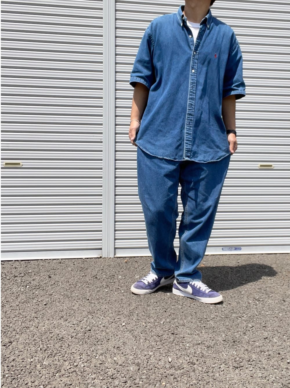 「デニムシャツ、ダンガリーシャツ、Ralph Lauren、デニムオンデニム、ワイドデニム、ワントーンコーデ、ラルフローレン、Nike blazer、ラルフローレンシャツ」｜「RALPH LAURENのアイテム（シャツ/ブラウス、ブルー系）」を使った、hellocoordinateさん（メンズ・170cm）の春コーディネートの1枚目の写真