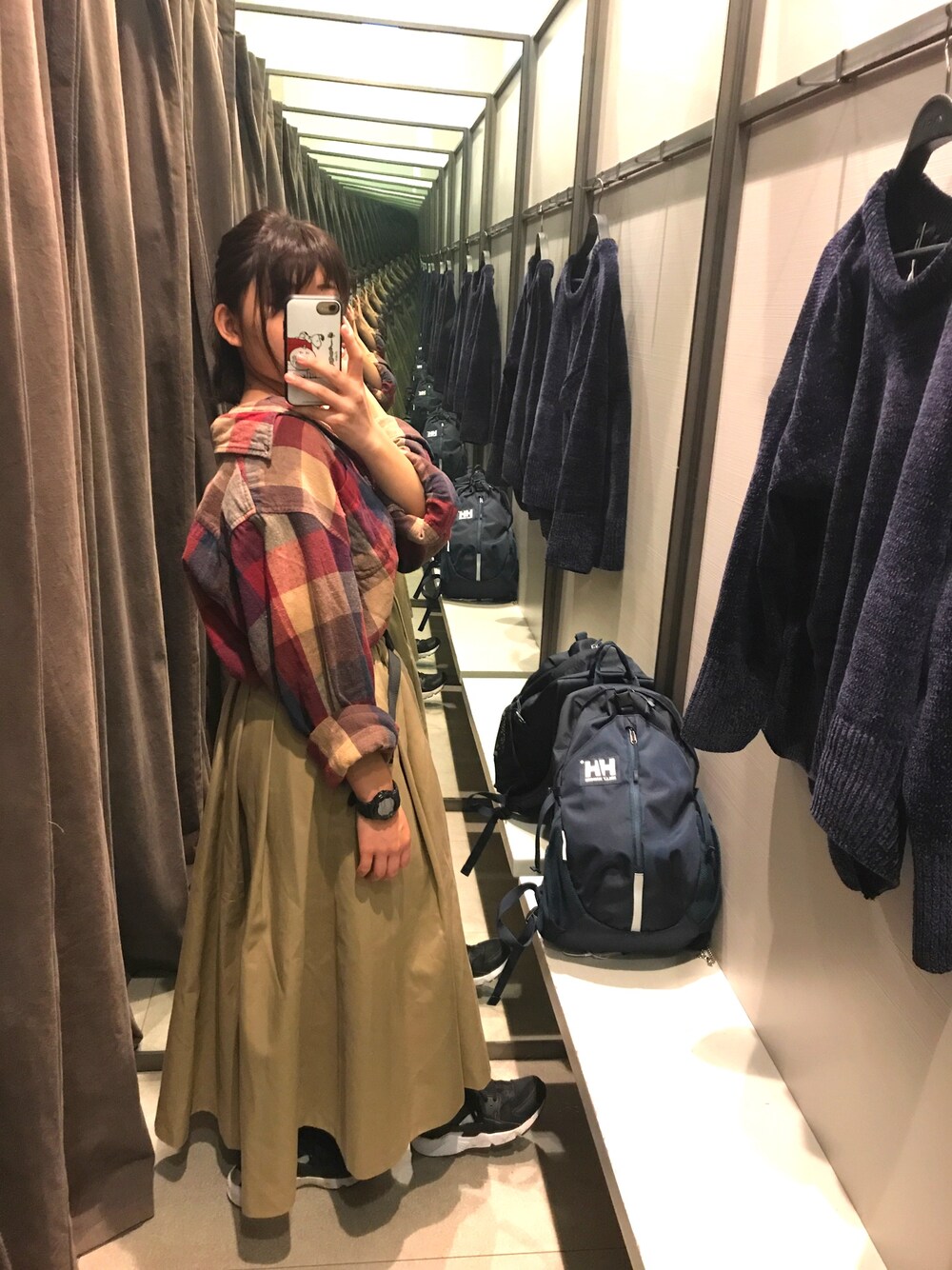 「古着、カジュアル、秋のコーデ、チェックシャツ、スカート、ベージュ、リュック、スニーカー、エアハラチ」｜「HELLY HANSENのヘリーハンセン デイパック / スカルスティン20（バックパック/リュック、ブルー系）」を使った、pomさん（レディース・157cm）の秋コーディネートの1枚目の写真