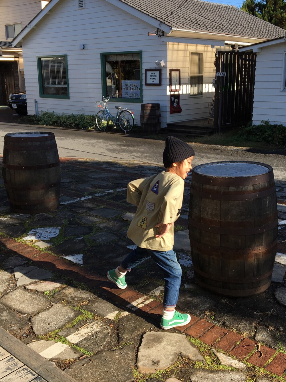 「kids、デニム、7歳、男の子」｜「MARKEY'Sのアイテム（Tシャツ/カットソー、ベージュ系）」を使った、NAGIさん（キッズ・120cm）の秋コーディネートの1枚目の写真