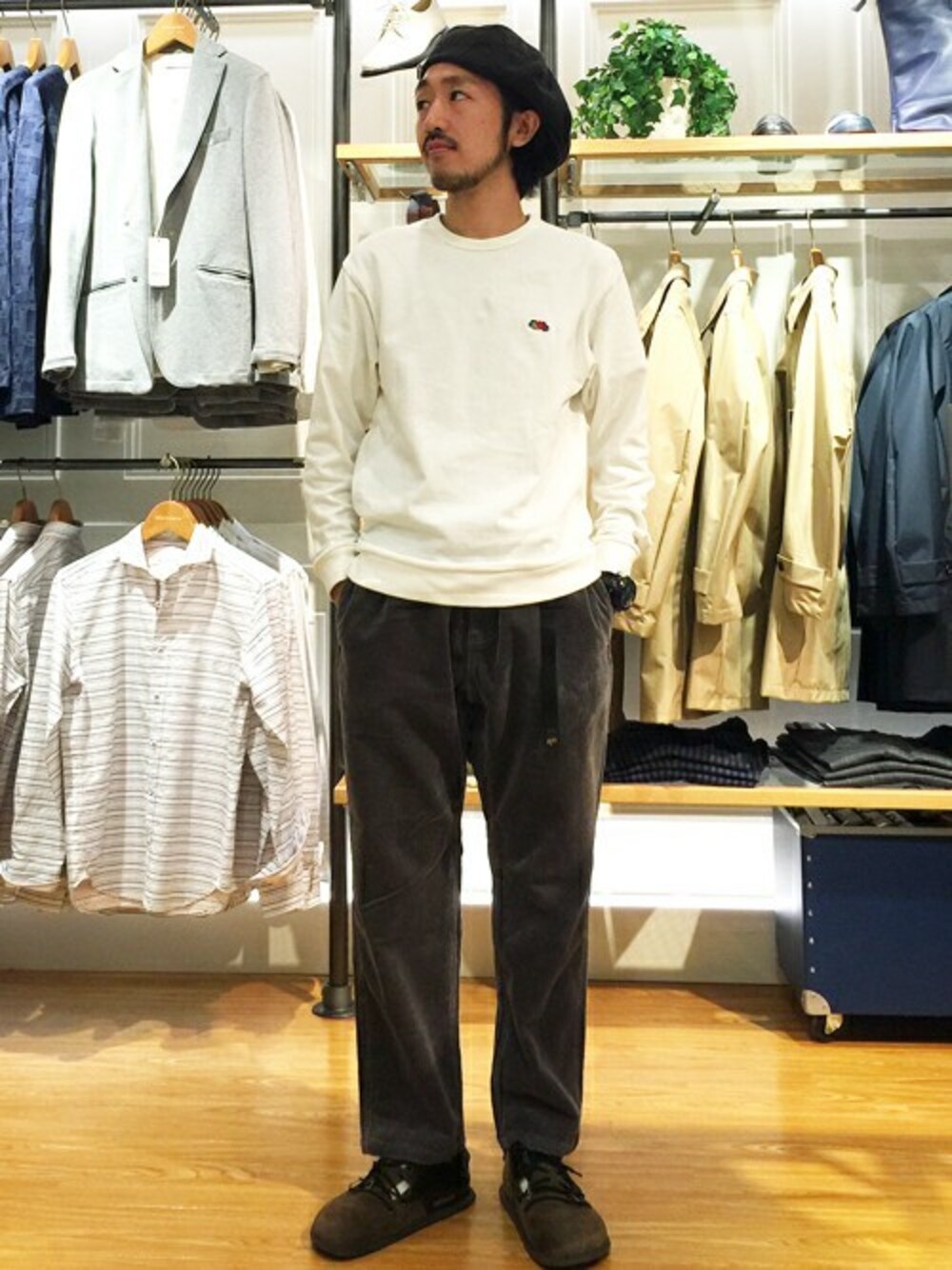 ホワイト系のTシャツ/カットソーを着用したメンズの秋コーディネートの1枚目の写真