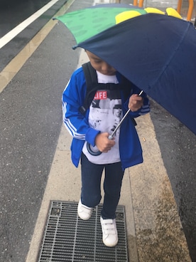 「雨の日」｜「アイテム（ジャージ）」を使った、SHINさん（キッズ・110cm）の秋コーディネート