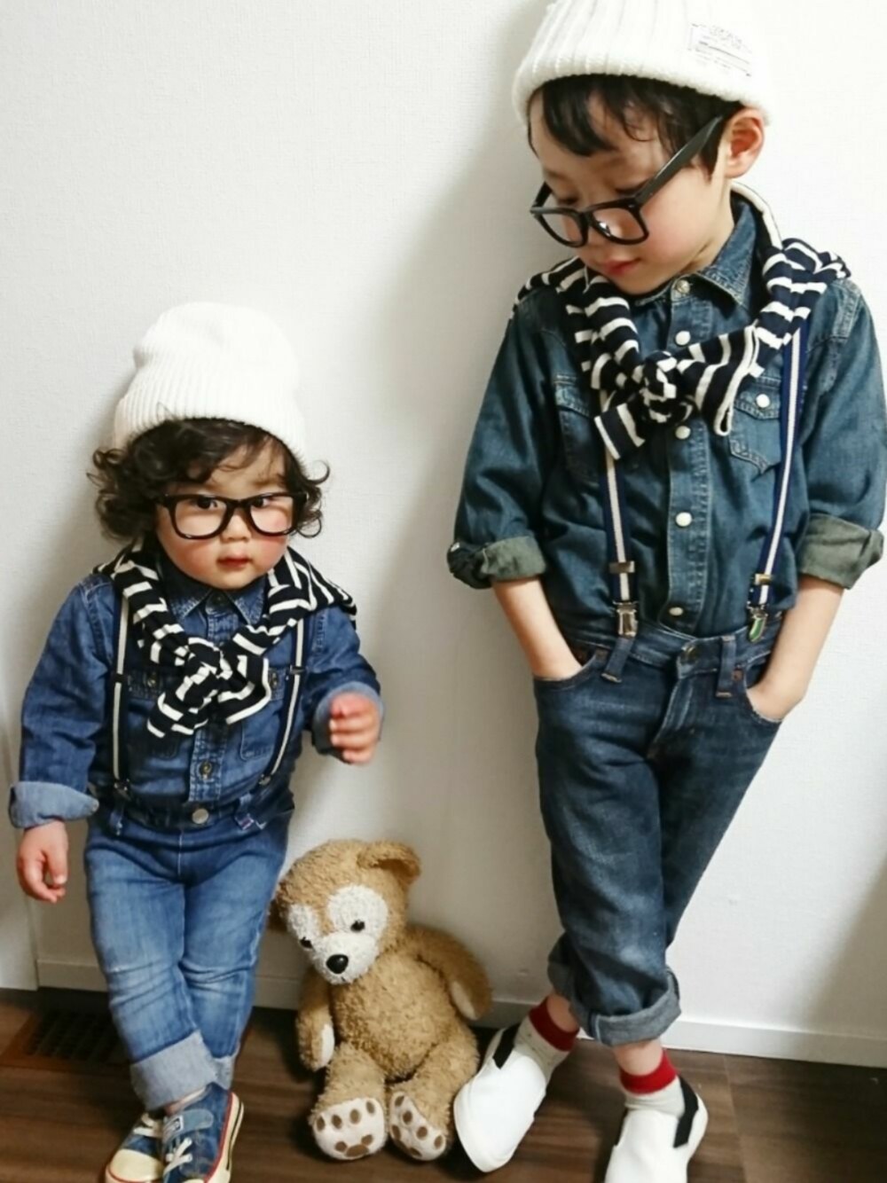 ブルー系のTシャツ/カットソー、ブルー系のデニムパンツ、ブルー系のシャツ/ブラウスを着用したキッズの春コーディネートの1枚目の写真