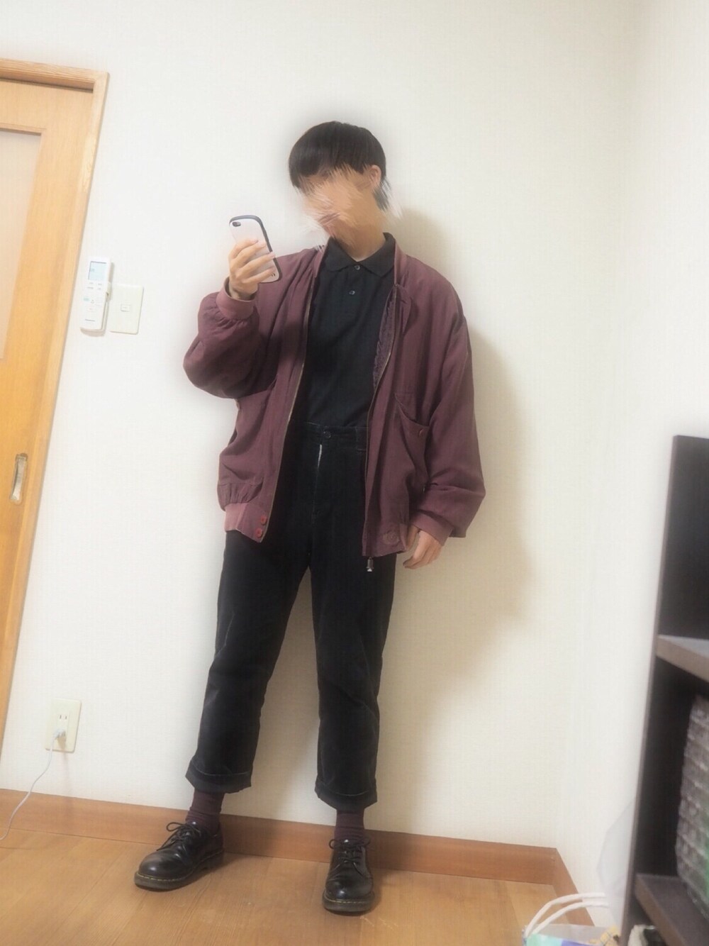 「大学生、大学、バイトコーデ、バイトいってきます、ポロシャツ、コーデュロイパンツ、ブルゾン、ブラック、エンジ色」｜「UNIQLOのMEN ドライコンフォートポロシャツ（半袖）（ポロシャツ、ブラック系）」を使った、ユウスケさん（メンズ・170cm）の秋コーディネートの1枚目の写真