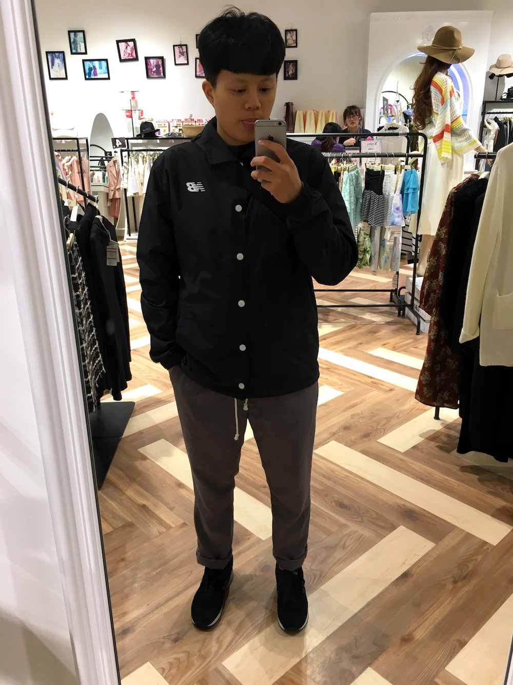 「NEW BALANCEのアイテム（スタジャン、ブラック系）」を使った、方さん（メンズ・170cm）の春コーディネートの1枚目の写真