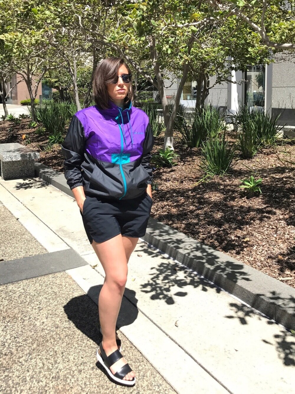 「athleisure、windbreaker、colorblock、Color-blocked、80s、shorts、sandals、activewear、Sunglasses、sporty」｜「Columbiaのアイテム（ナイロンジャケット、その他）」を使った、Ali Lazarusさん（レディース・168cm）の夏コーディネートの1枚目の写真