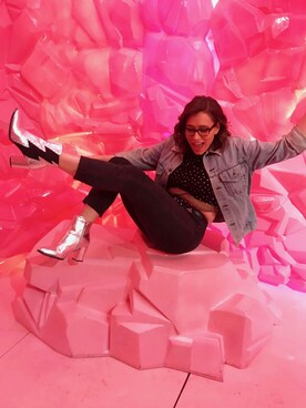 「アイテム（ブーツ、シルバー系）」を使った、Ali Lazarusさん（レディース・168cm）の冬コーディネート