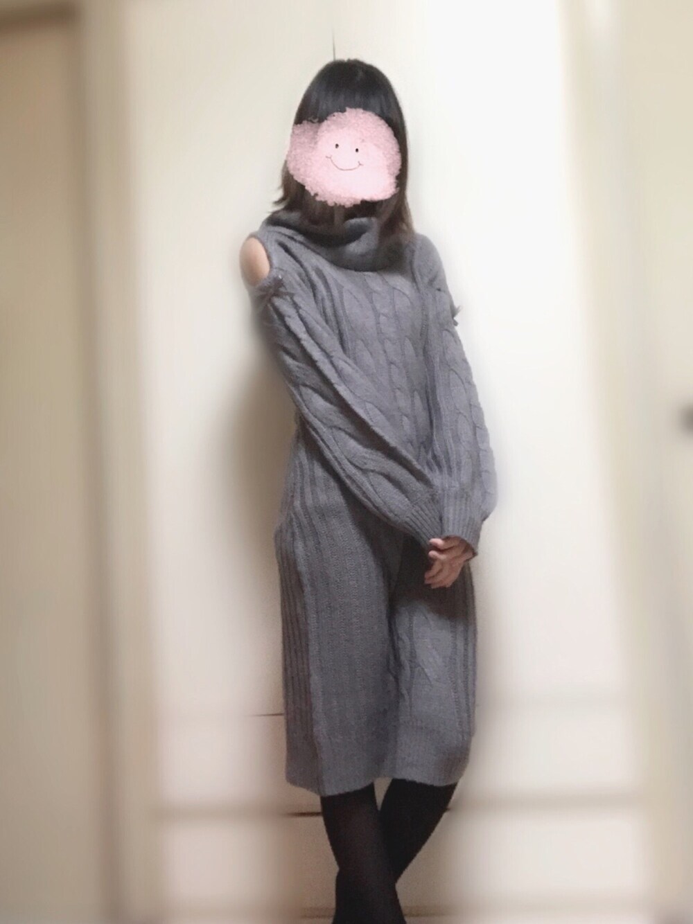 「冬、ニットワンピース、オフショル、ケーブルニット、グレー」｜「EATMEのオフショルダーニットワンピース（ワンピース、グレー系）」を使った、toraさん（レディース・153cm）の冬コーディネートの1枚目の写真