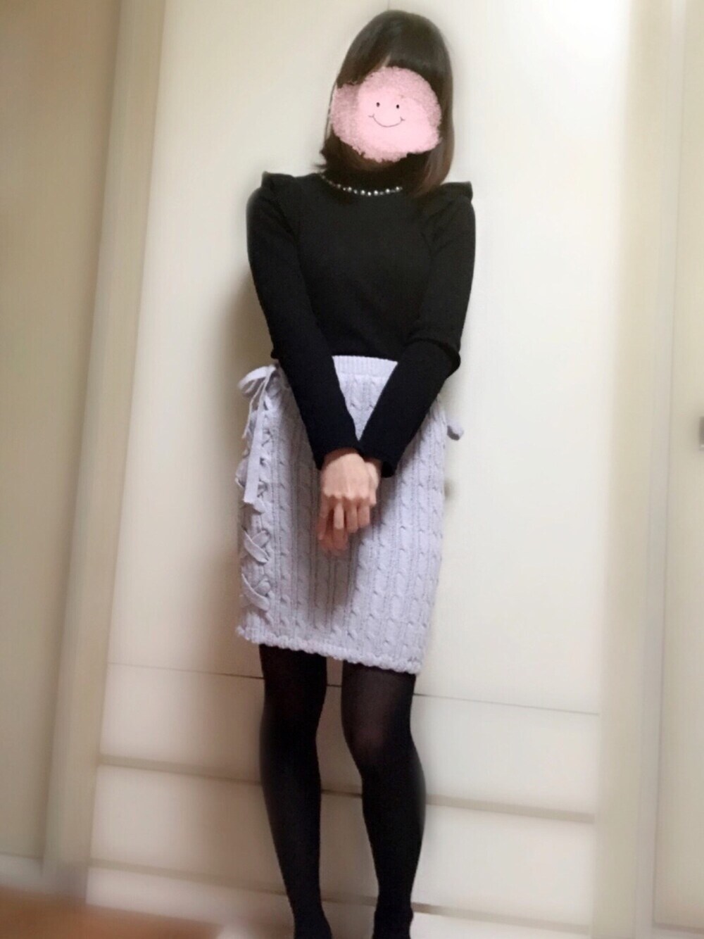 「ビジュー、ブラック、パープル、ニット、タイトスカート、リボン、タイツ、冬コーデ、スカート」｜「INGNIのアイテム（Tシャツ/カットソー、ブラック系）」を使った、toraさん（レディース・153cm）の冬コーディネートの1枚目の写真