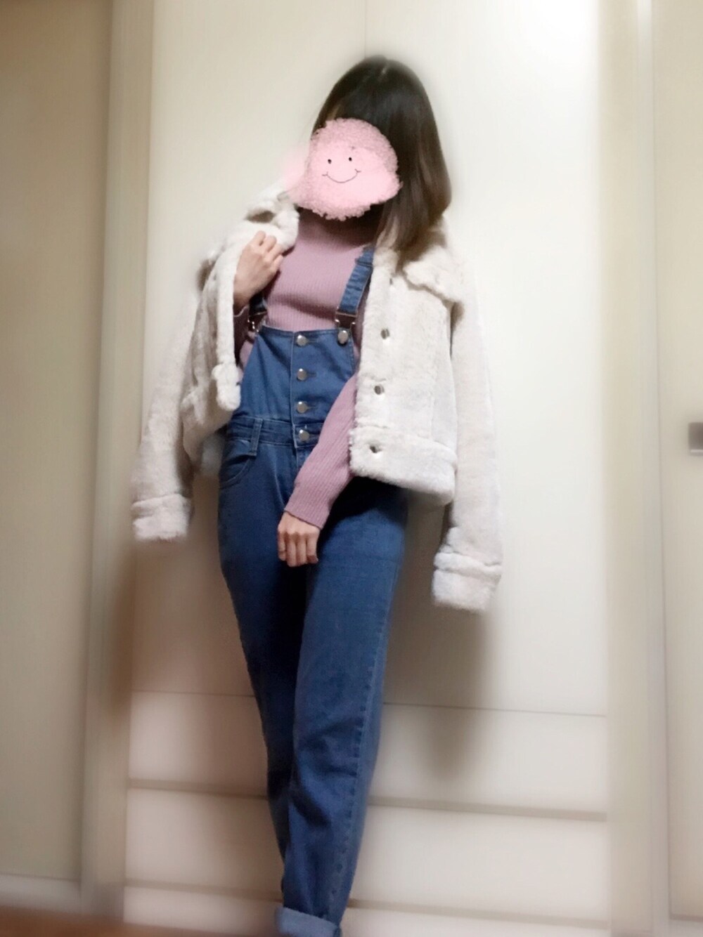 「冬コーデ、ピンク、サロペット、リブニット、デニム、もこもこ、ラフ、カジュアル」｜「dazzlinの【dazzlin】ボアジャケット（ジャケット/アウター、ホワイト系）」を使った、toraさん（レディース・153cm）の冬コーディネートの1枚目の写真