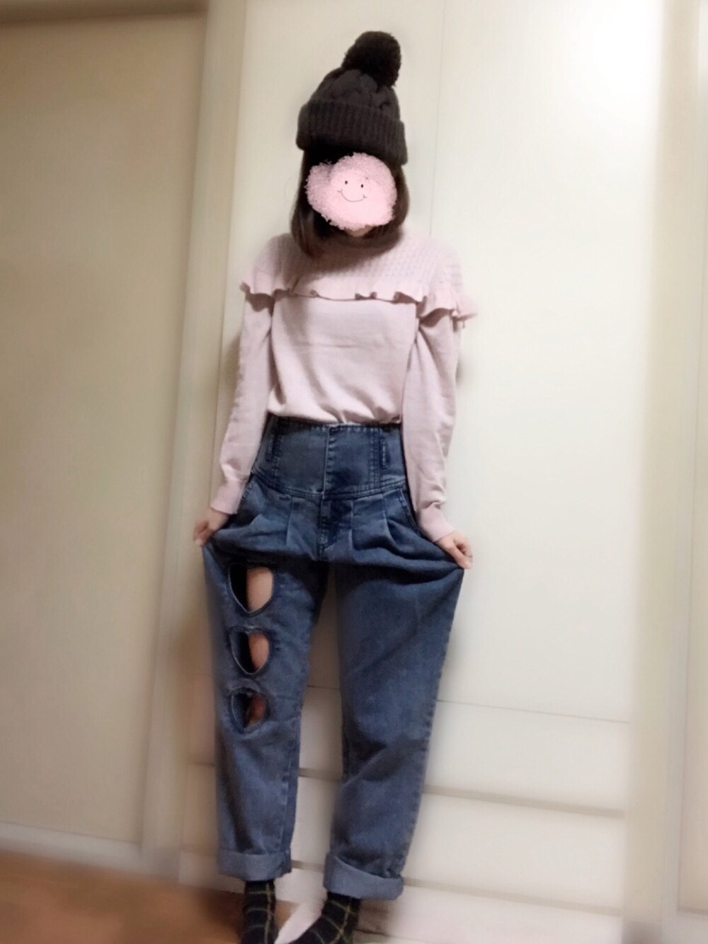 「冬コーデ、春コーデ、ニット帽、ニット、フリル、ハイウエスト、ジーンズ、カジュアル」｜「もらいもののアイテム（ニットキャップ/ビーニー、ブラウン系）」を使った、toraさん（レディース・153cm）の冬コーディネートの1枚目の写真