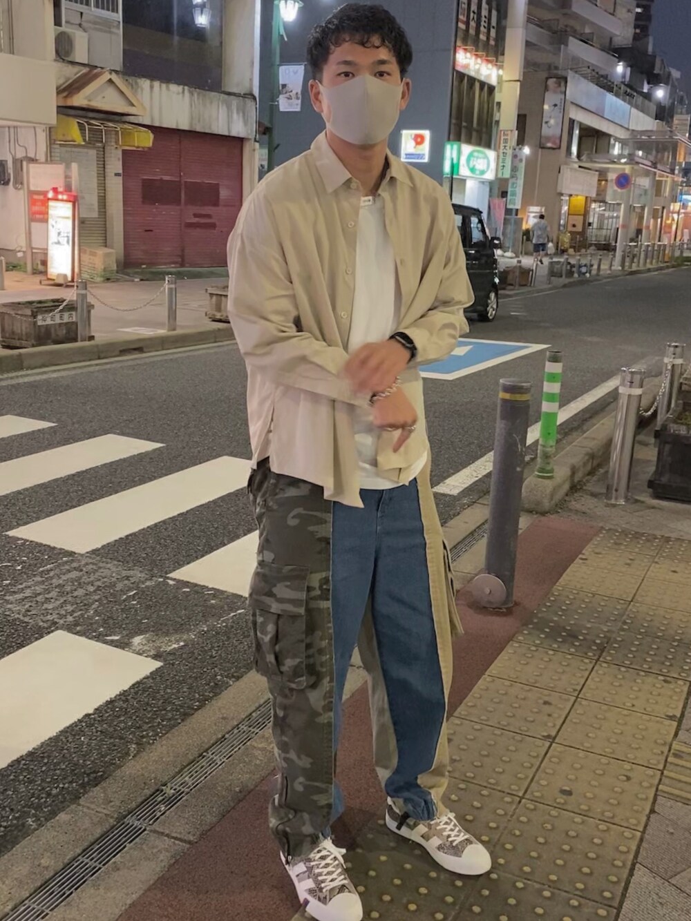 ベージュ系のシャツ/ブラウス、その他のカーゴパンツ、その他のスニーカーを着用したメンズの夏コーディネートの1枚目の写真