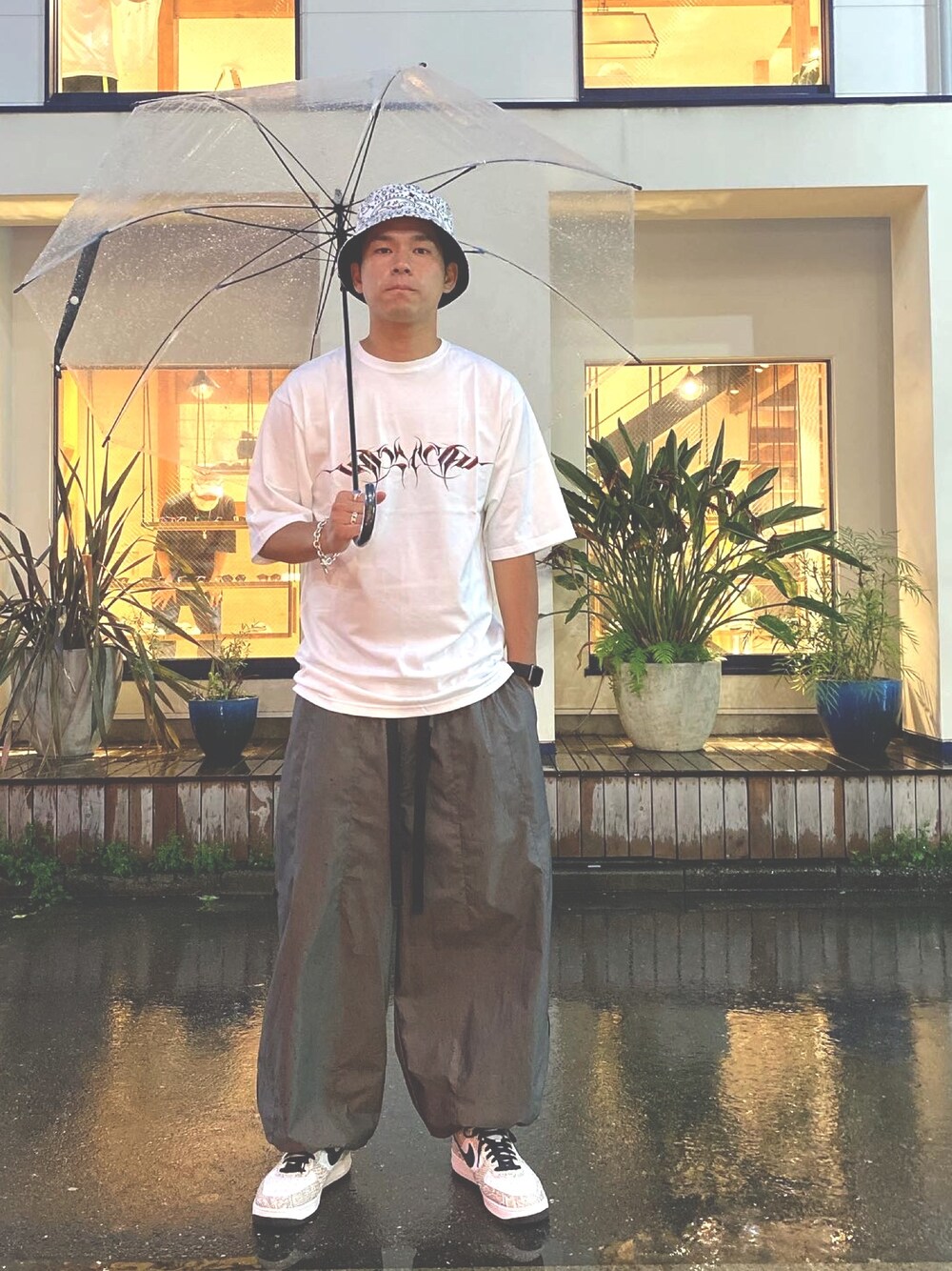 「お洒落さんとつながりたい、リラックススタイル、夏、スニーカー、ストリートコーデ、夏だ！Tシャツ着よう！、バケットハット」｜「DISCOVEREDのアイテム（ハット、ホワイト系）」を使った、ooo.yusukeさん（メンズ・182cm）の夏コーディネートの1枚目の写真