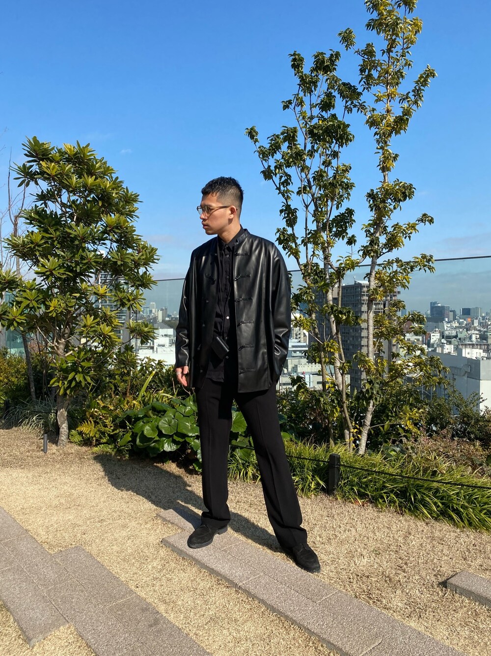 「おしゃれさんと繋がりたい、春コーデ、カジュアル、ootd、ラフ、レザージャケット、レザー」｜「thのアイテム（ジャケット/アウター、ブラック系）」を使った、ooo.yusukeさん（メンズ・182cm）の冬コーディネートの1枚目の写真