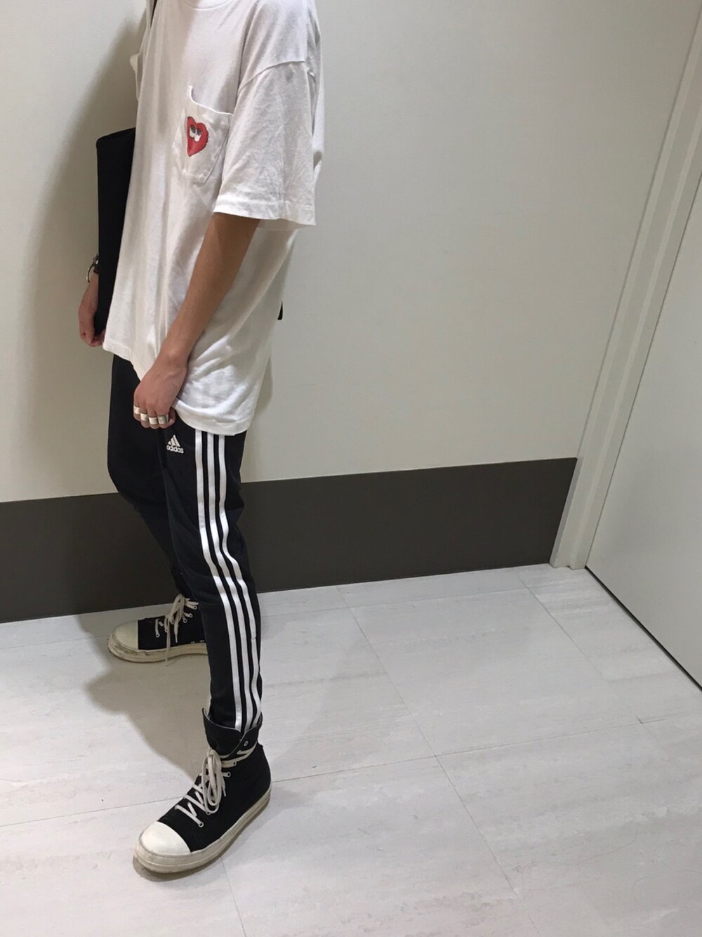 「シンプルコーデ、RICK OWENS、drkshdw、kaws、UNIQLO、adidas、Martin Margiela、ootd、韓国ファッション、ストリート」｜「UNIQLOのアイテム（Tシャツ/カットソー、ホワイト系）」を使った、Xanaxさん（メンズ・163cm）の夏コーディネートの1枚目の写真