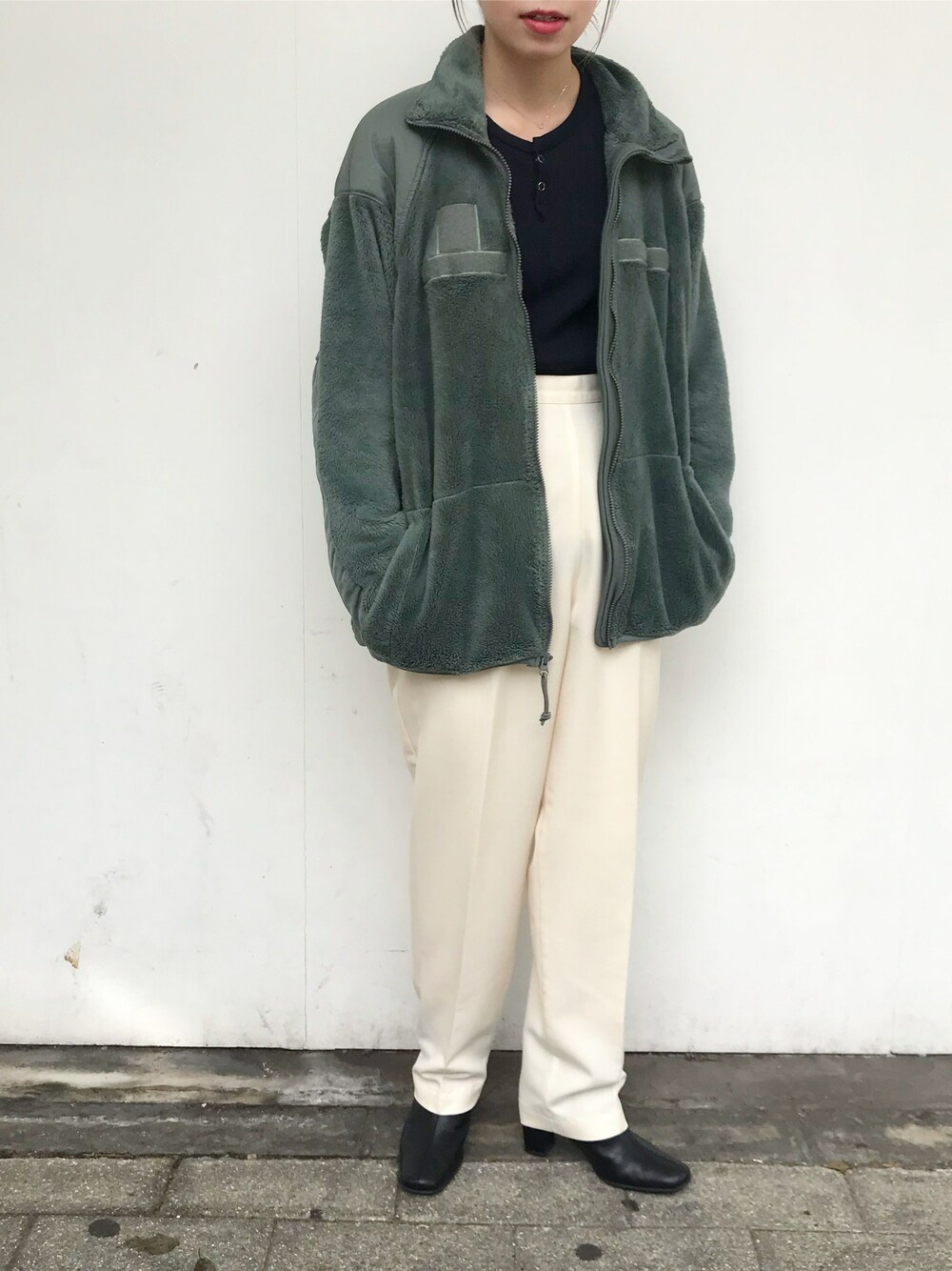 その他のミリタリージャケット、その他のスラックスを着用したレディースの秋コーディネートの1枚目の写真