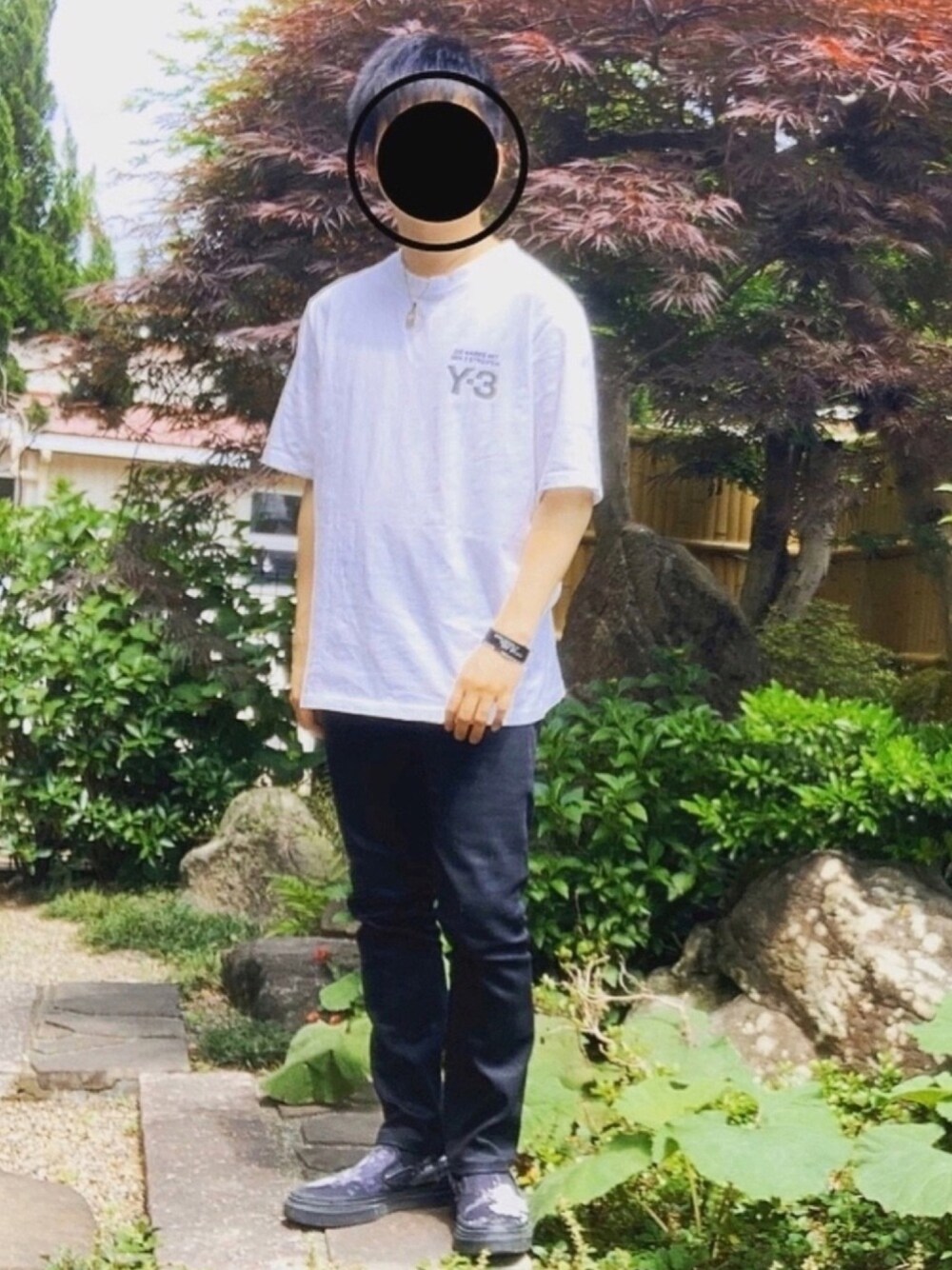 ホワイト系のTシャツ/カットソー、ブラック系のデニムパンツ、ブラック系のスニーカーを着用したメンズの夏コーディネートの1枚目の写真