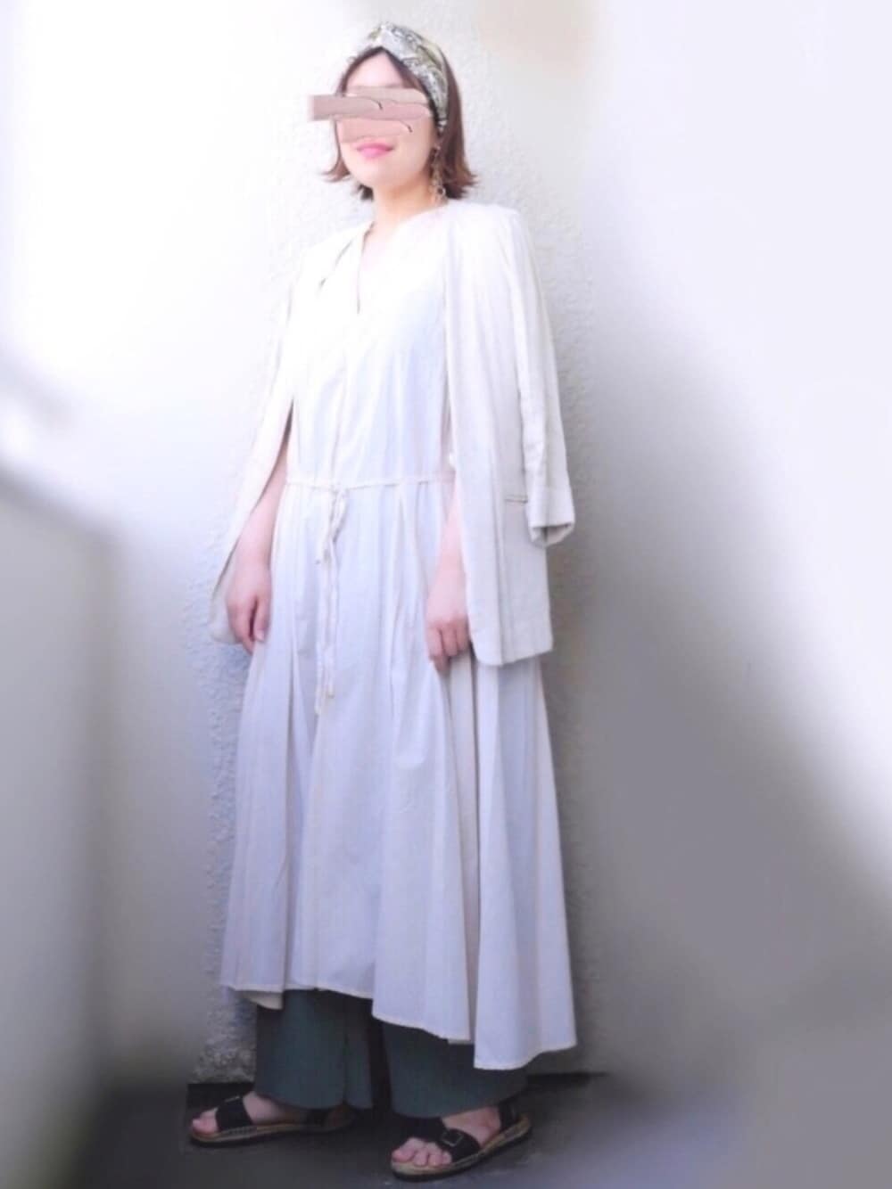 「休日コーデ、お洒落さんとつながりたい、大人カジュアル、リラックススタイル、ワンピース、ゆるコーデ、オーバーサイズ、春夏コーデ、サンダル、シンプル」｜「Te chichiの綿ローンＡラインノースリワンピース（ワンピース、ベージュ系）」を使った、yamadaさん（レディース・159cm）の春コーディネートの1枚目の写真