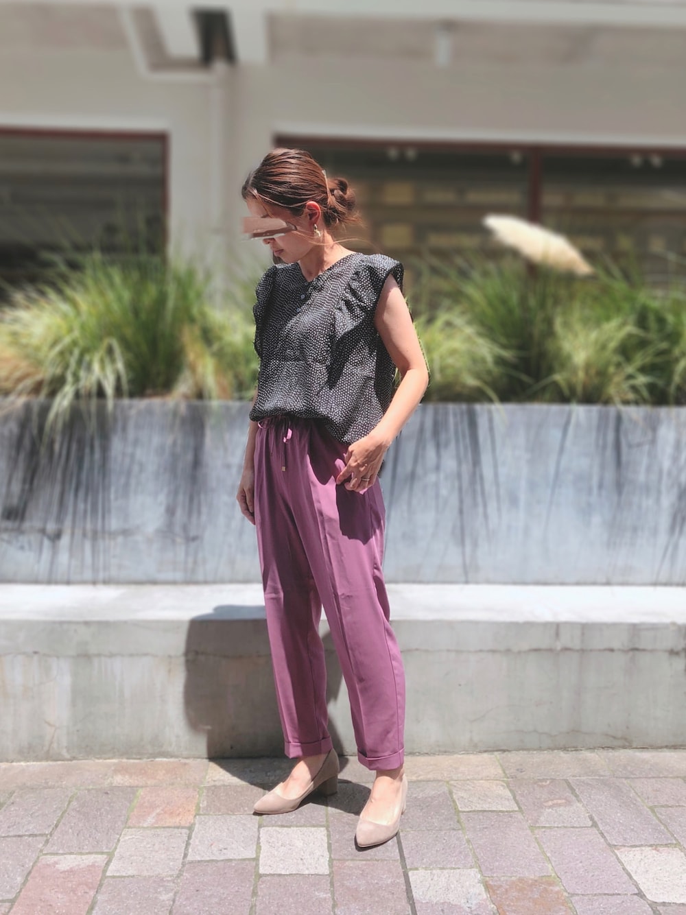 ブラック系のシャツ/ブラウス、パープル系のその他パンツ、ベージュ系のパンプスを着用したレディースの秋コーディネートの1枚目の写真