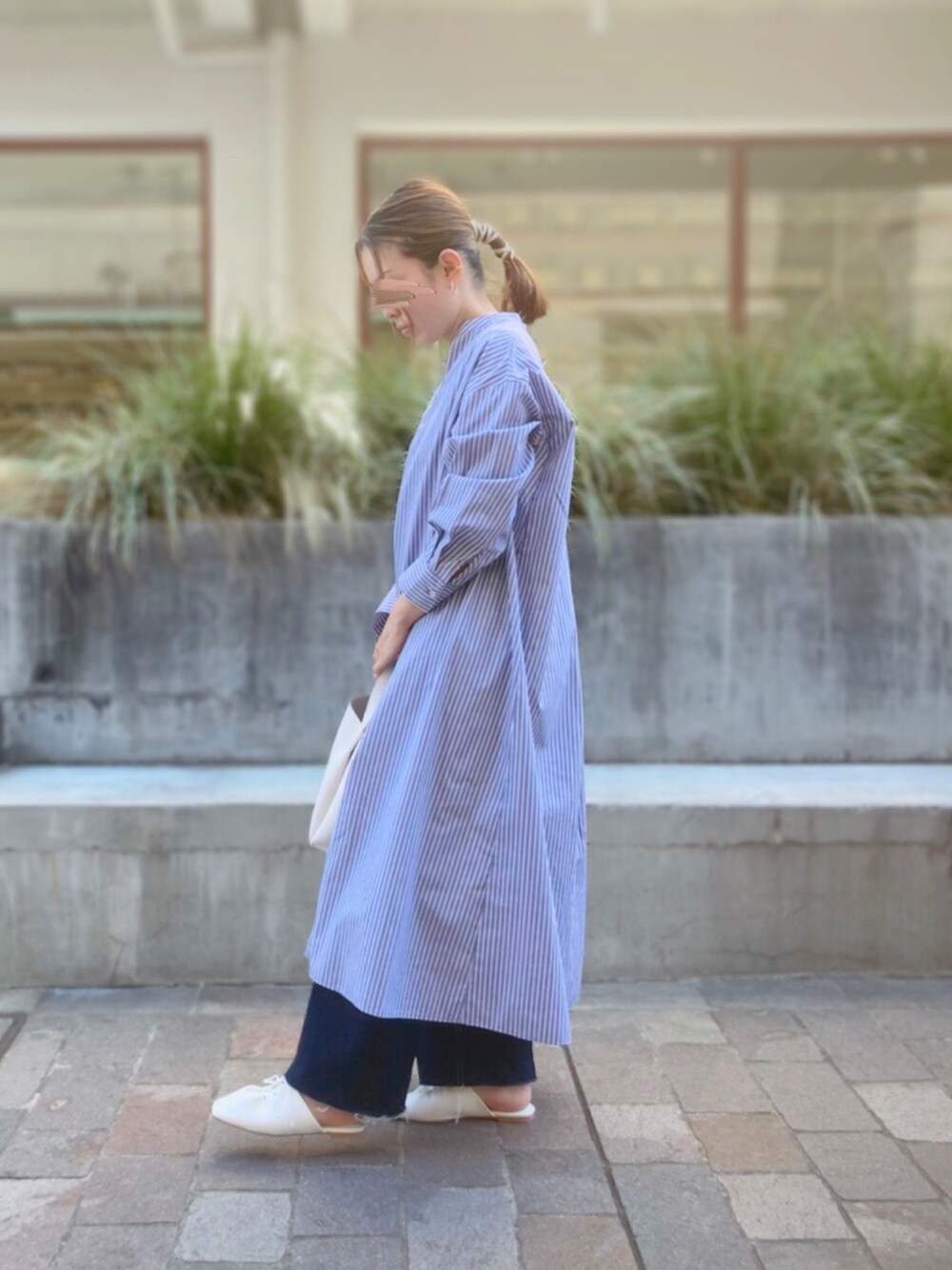 「パンツスタイル、休日コーデ、シャツワンピ、カジュアル、シャツスタイル、ビッグシルエット、スリッパサンダル、レースアップシューズ、ストライプ、ワンピース」｜「LugnoncureのAラインワンピース（ワンピース、ブルー系）」を使った、yamadaさん（レディース・157cm）の春コーディネートの1枚目の写真