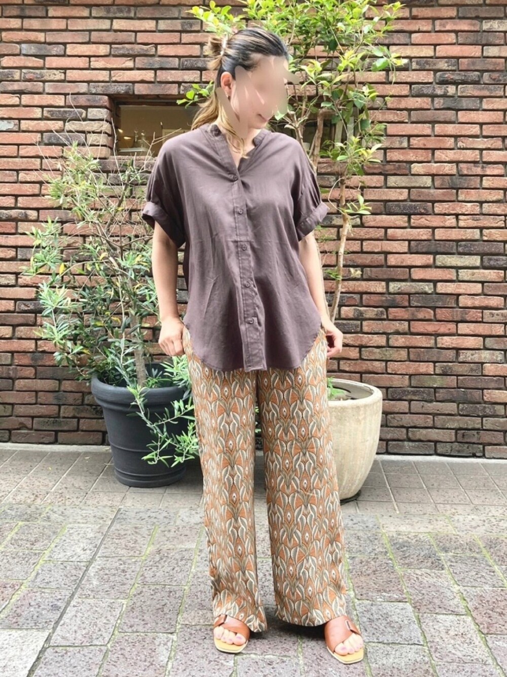 「夏コーデ、オトナカジュアル、シンプル、ラフコーデ、カジュアルコーデ、プチプラ、ルノンキュール、オトナ女子、アフリカン、シャツスタイル」｜「Lugnoncureのリネン混とろみシャツ（シャツ/ブラウス、グレー系）」を使った、yamadaさん（レディース・158cm）の春コーディネートの1枚目の写真