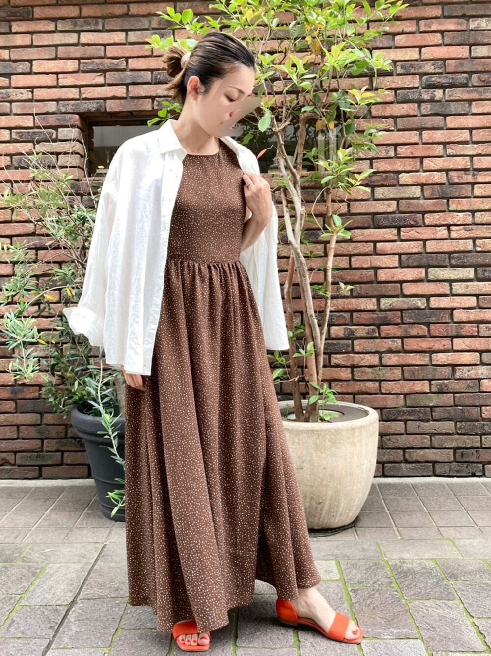 「ワンピース、シンプルコーデ、ゆるコーデ、初夏コーデ、ナチュラル、ロングワンピース、夏、ノースリーブ、シャツスタイル」｜「Te chichiの総柄マキシ丈ワンピース（ワンピース、ブラウン系）」を使った、yamadaさん（レディース・158cm）の夏コーディネートの1枚目の写真