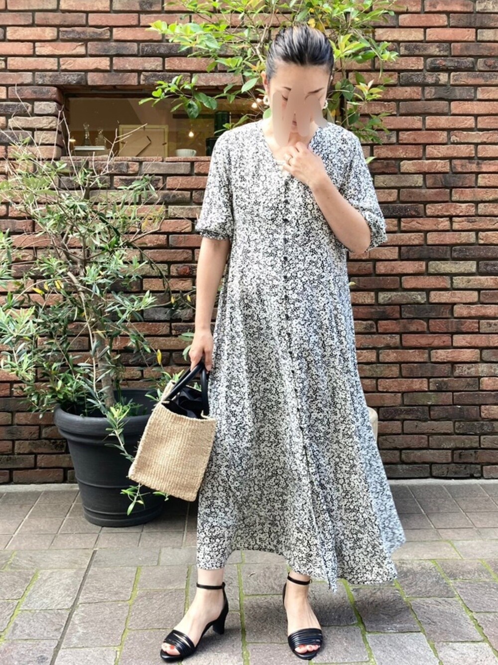「シンプルコーデ、ゆるコーデ、初夏コーデ、ロングワンピース、大人ガーリー、花柄、夏コーデ」｜「Te chichiの単色花柄前開きワンピース（ワンピース、ブラック系）」を使った、yamadaさん（レディース・158cm）の夏コーディネートの1枚目の写真