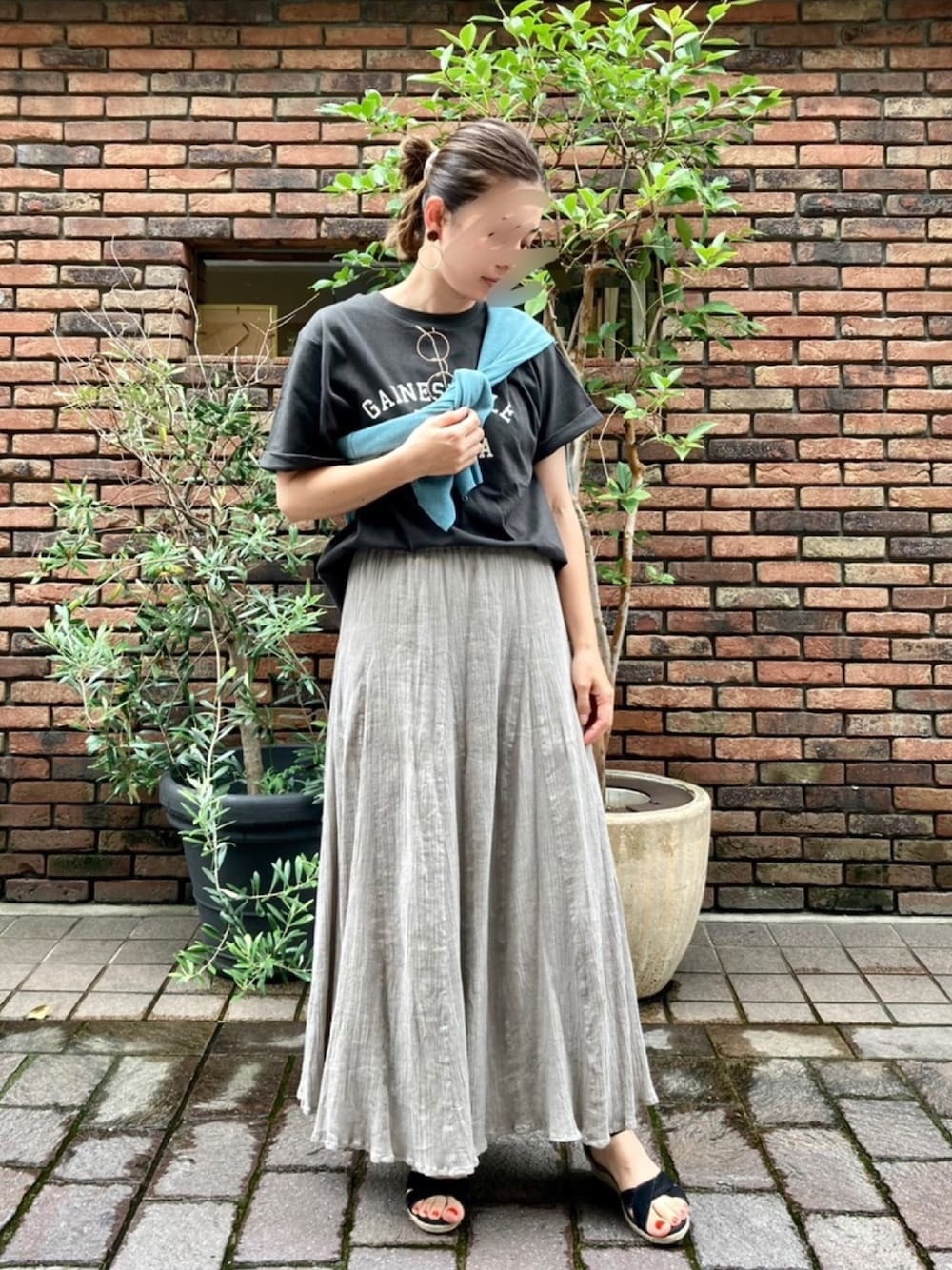 「シンプルコーデ、オトナカジュアル、夏、リラックススタイル、プチプラコーデ、おしゃれさんと繋がりたい、Tシャツ、休日スタイル、スカート、コットン」｜「Lugnoncureの楊柳スカート（スカート、グレー系）」を使った、yamadaさん（レディース・158cm）の夏コーディネートの1枚目の写真