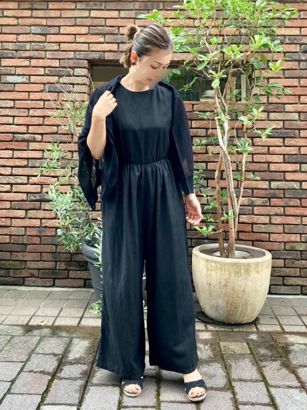 「オトナカジュアル、夏、リネン、リラックススタイル、ブラック、大人かわいい、サロペット、オフィスカジュアル、お洒落さんとつながりたい、楽チンコーデ」｜「Te chichiの14GVネックカーディガン（カーディガン/ボレロ、ブラック系）」を使った、yamadaさん（レディース・158cm）の夏コーディネートの1枚目の写真