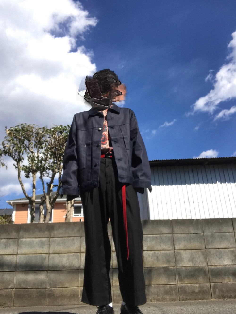 ブルー系のデニムジャケット、オレンジ系のニット/セーター、ブラック系のその他パンツを着用したメンズの春コーディネートの1枚目の写真