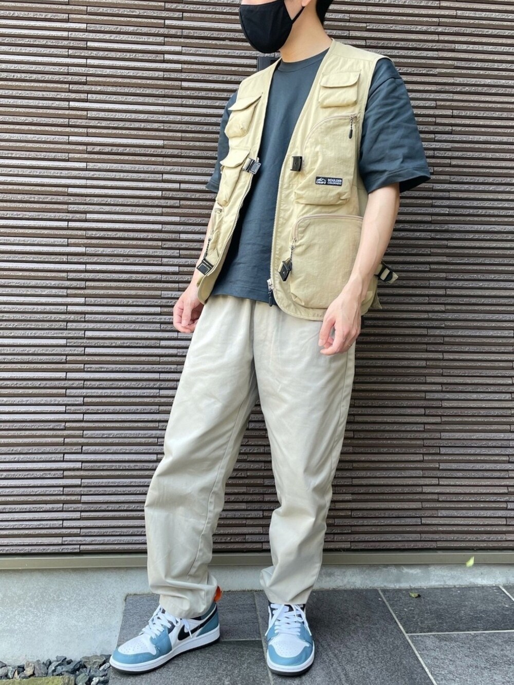 「白パンツ、これが私をアゲる服、ストリート、スニーカー、スニーカーコーデ、プチプラ、低身長、ナイキ、ベスト、UNIQLO」｜「UNIQLOのオーバーサイズクルーネックT（半袖）（Tシャツ/カットソー、ブラック系）」を使った、ぎださん（メンズ・160cm）の春コーディネートの1枚目の写真