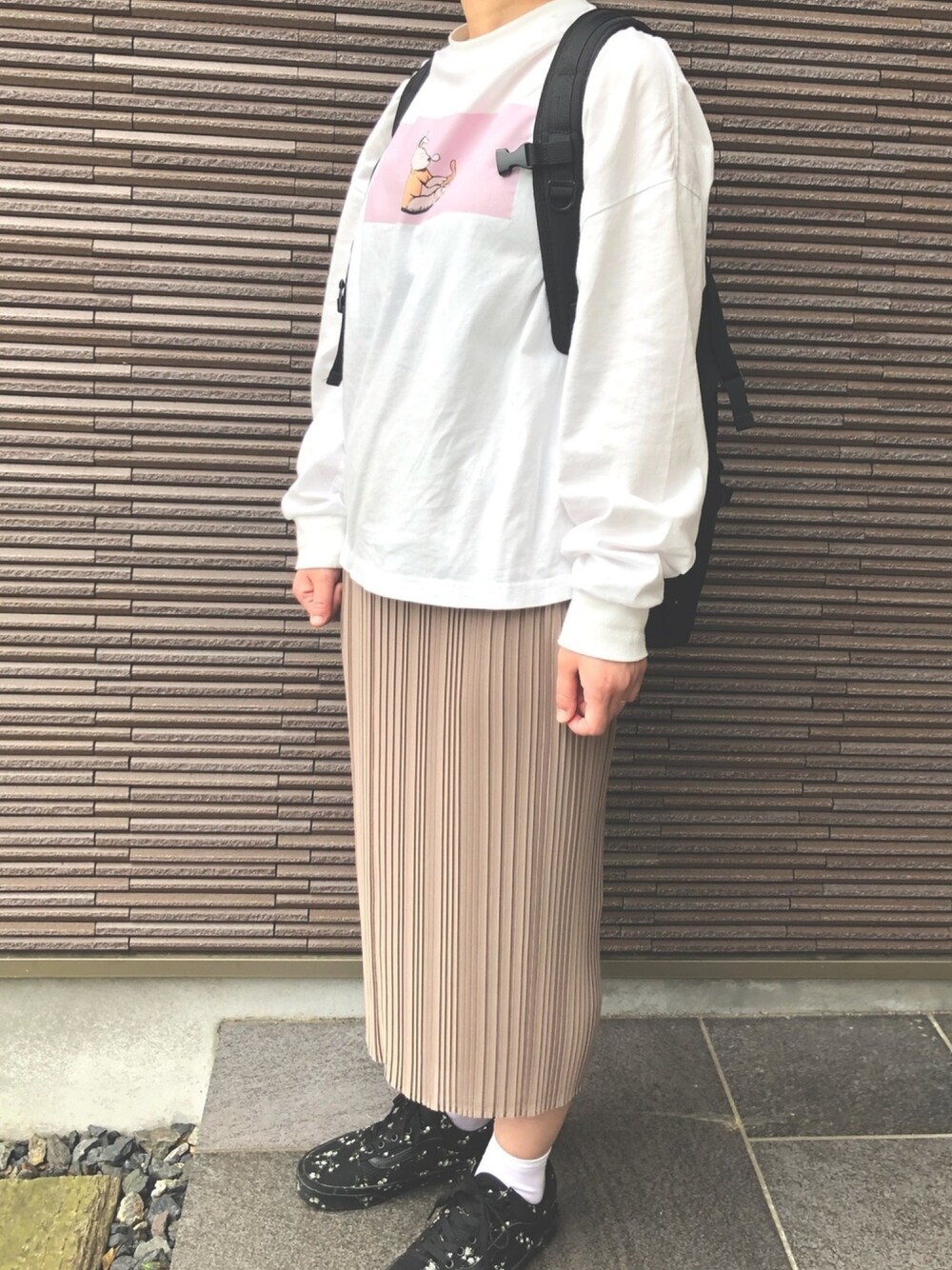「プチプラ、シンプル、低身長コーデ、スニーカーコーデ、スニーカー、ストリート、UNIQLO」｜「UNIQLOのアイテム（スカート、ブラウン系）」を使った、ぎださん（レディース・155cm）の春コーディネートの1枚目の写真