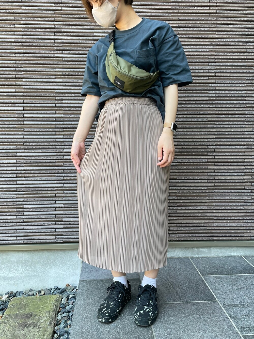 「UNIQLO、カジュアル、ビッグシルエット、ストリート、スニーカー、低身長、プチプラ、シンプル」｜「UNIQLOのオーバーサイズクルーネックT（半袖）（Tシャツ/カットソー、ブラック系）」を使った、ぎださん（レディース・155cm）の夏コーディネートの1枚目の写真