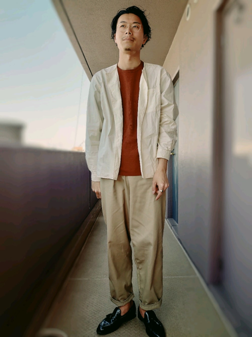 ブラック系のローファー、ホワイト系のシャツ/ブラウス、ゴールド系のメガネを着用したメンズの春コーディネートの1枚目の写真