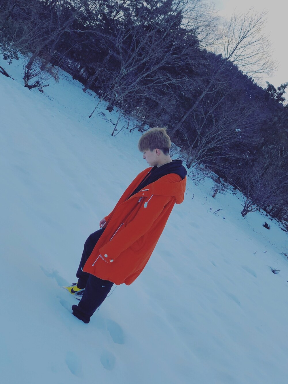 「おしゃれさんと繋がりたい、冬アウター着回しチャレンジ、秋冬コーデ、スニーカー、休日スタイル」｜「bajraのアイテム（モッズコート、オレンジ系）」を使った、哮さん（メンズ・170cm）の冬コーディネートの1枚目の写真